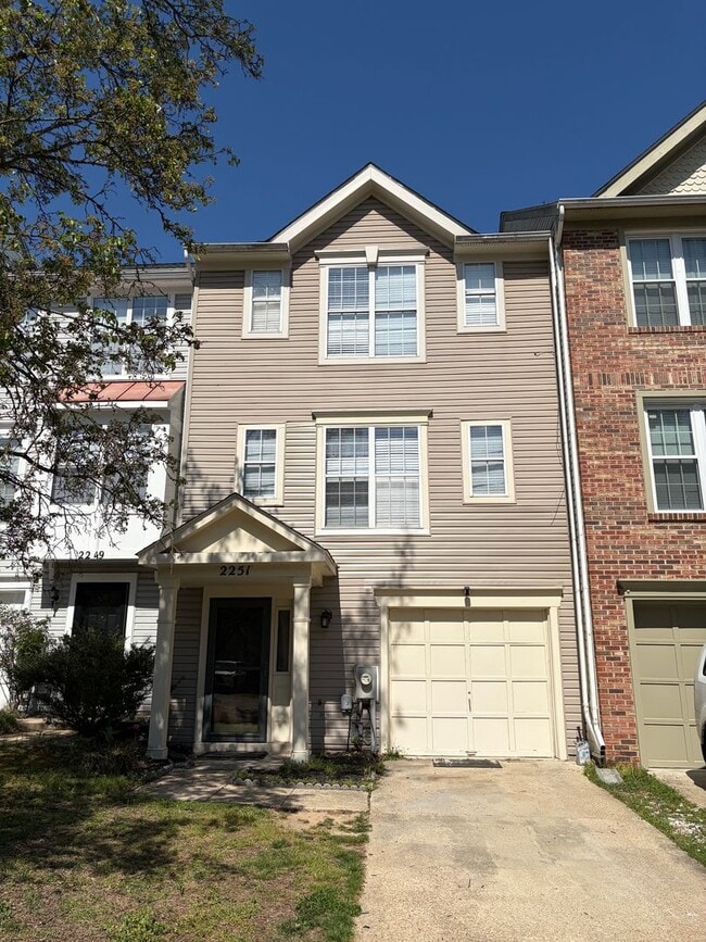 Building Photo - Coming Soon! Beautiful Townhome in Seven Oaks!