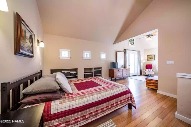 Photo - 907 W Summit Ave Unit (527) Back