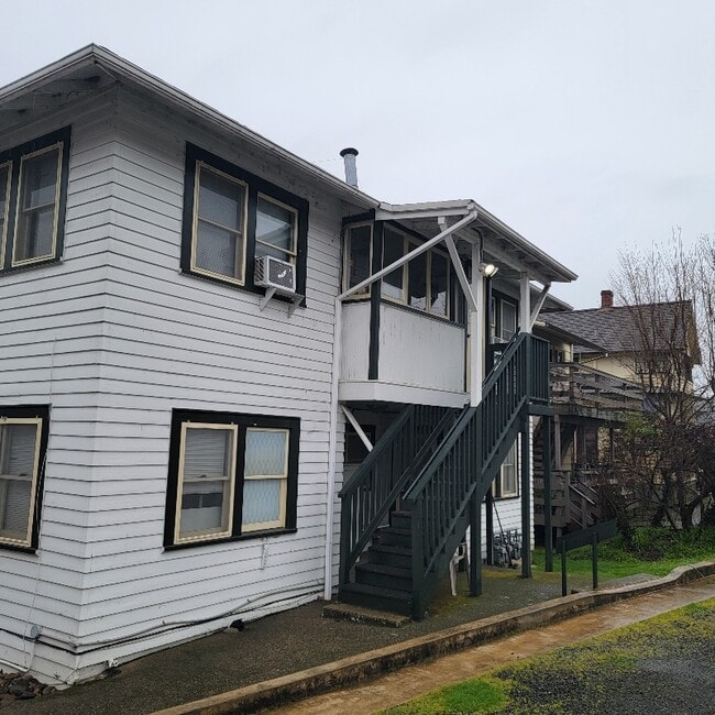 Photo - 721 SE Kane St