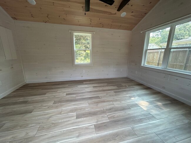 Photo - 2915 Oakview Rd