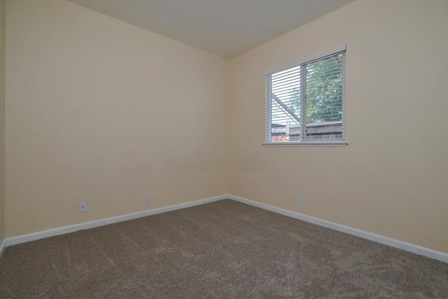 Dormitorio 3 - 509 Mace Blvd