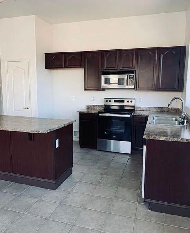 Photo - 4 bedroom with 3 car garage in Avondale