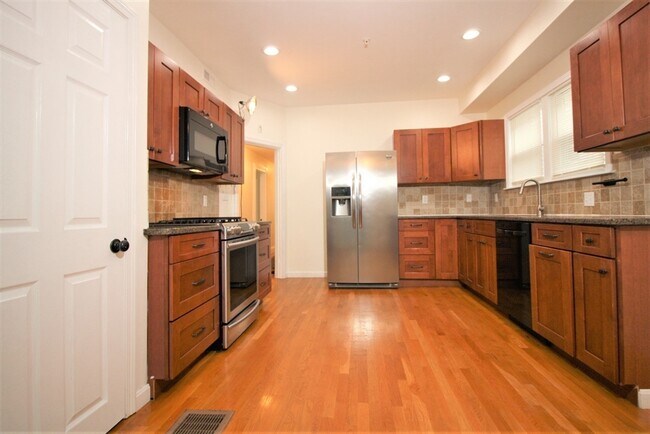 Photo - 16 Playstead Rd Unit 2