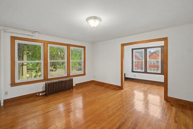 Building Photo - 407 W Green St