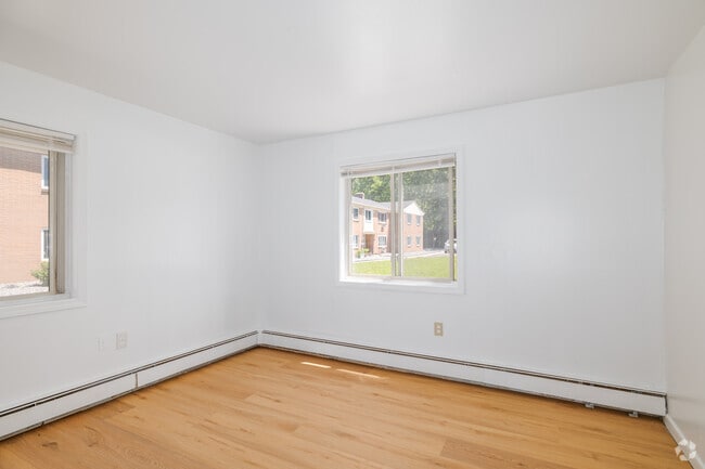 3BD, 1BA - 970SF - Primary Bedroom - Green Acres Of Ravenna