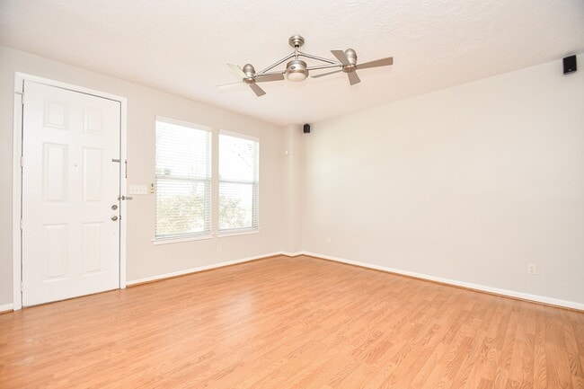 Building Photo - 1833 Keene St Rental