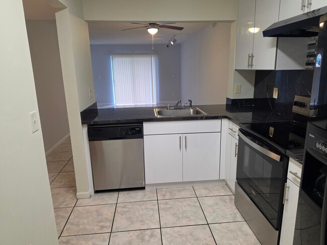 Building Photo - 20805 NE 8th Ct Unit 103