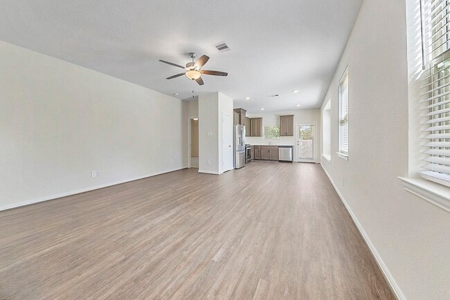 Photo - 115 Silver Sky St