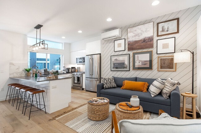 Building Photo - 626 10th Ave E