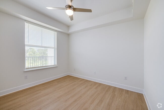 2 BR, 2 BA - 958SF