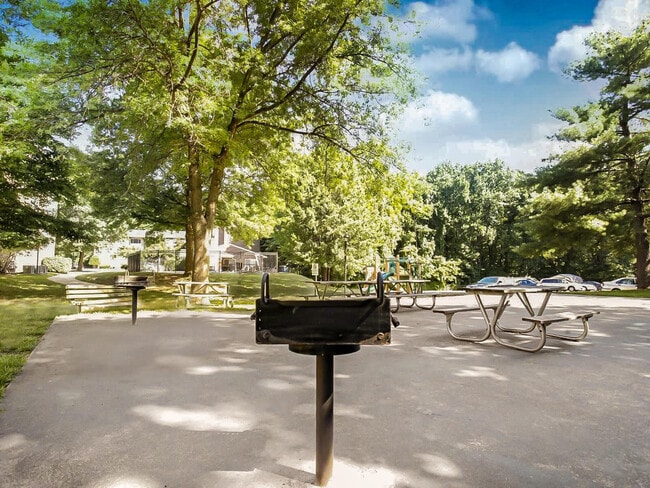 Community Picnic Area Villages of Gaithersburg Apartments MD Maryland Building External Landscape
