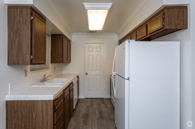 2BD, 1BA - 900SF - Kitchen