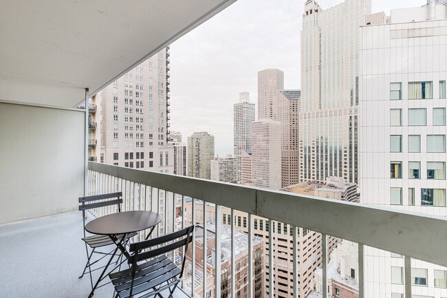 Photo - 1 E Delaware Pl Unidad FL9-ID1360