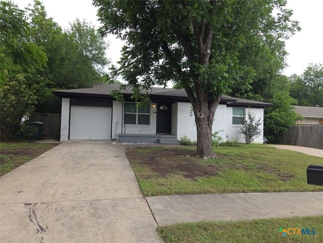 Building Photo - 1315 Estes Dr
