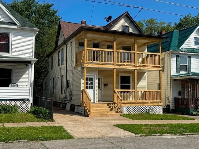 Building Photo - 722 E 7th St