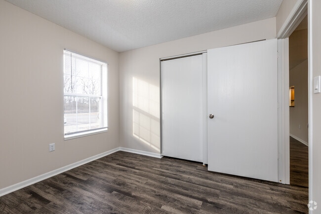 2BR, 1BA - 850SF/1st Bedroom