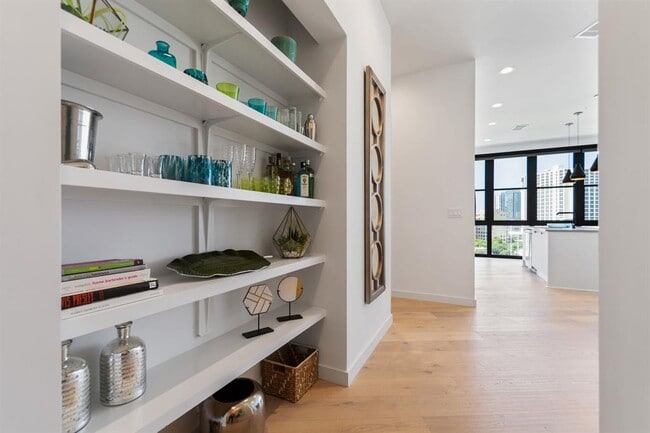 Photo - 800 Embassy Dr Unidad 525