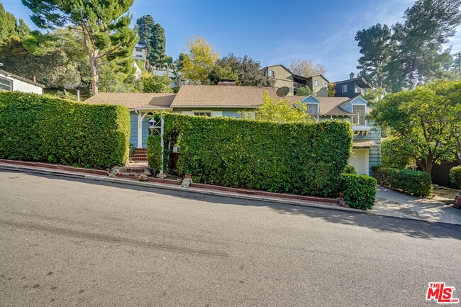 Photo - 3246 Benda St