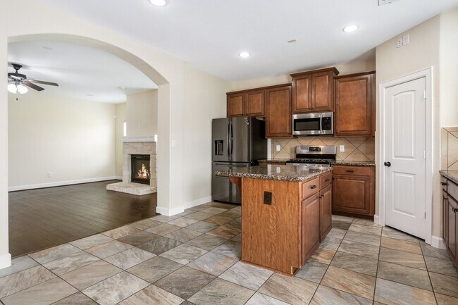 Building Photo - 328 Country Crossing Cir