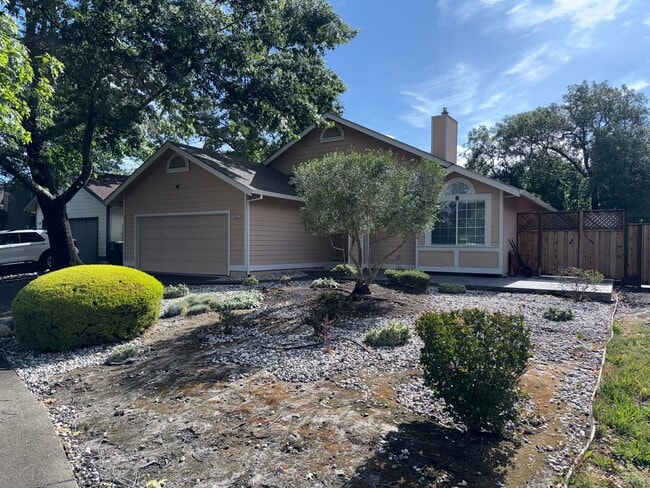 Building Photo - Beautiful single story 3 bedroom house with large back yard. Private cul- de- sac. Bonus office/ ...