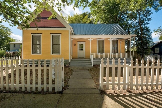 Building Photo - 304 Olive St