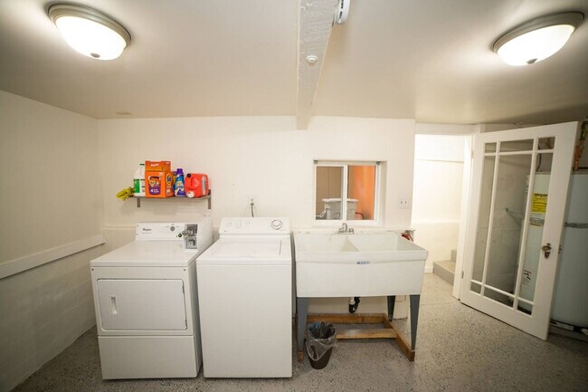 Photo - 2428 Alki Ave SW Unidad SI ID1051257P