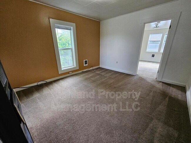 Photo - 325 NE Kamiaken St