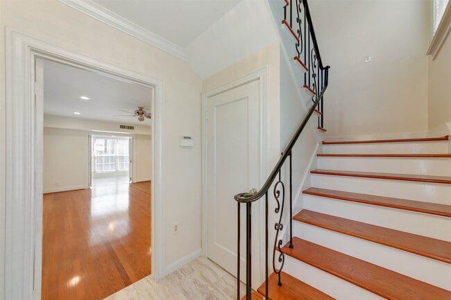 Photo - 2343 Shakespeare St