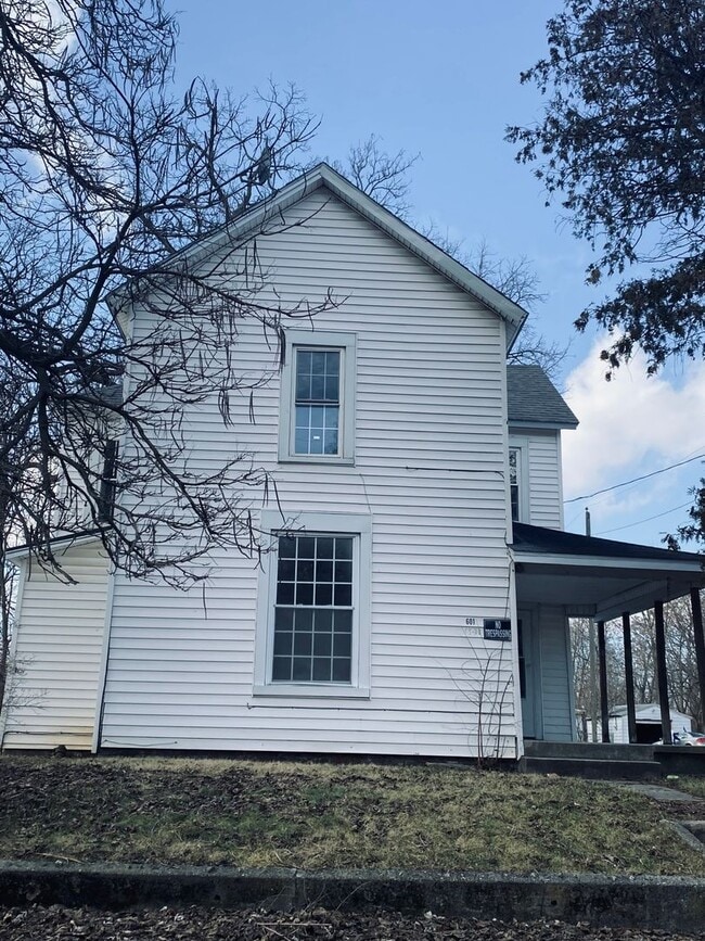 Building Photo - 3 Bedroom and 1 bath