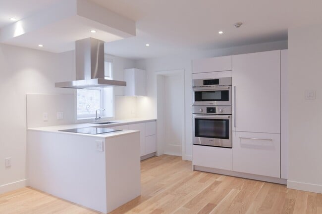 Building Photo - 4715 Chem. Queen Mary Unit 34