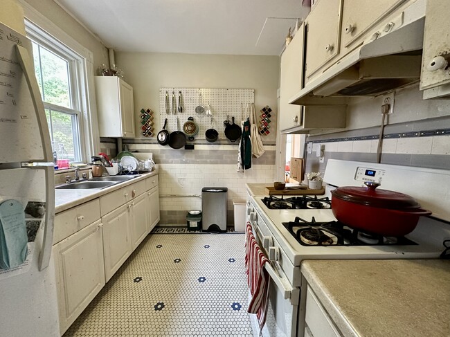 Building Photo - 139 Antrim St Unit 3