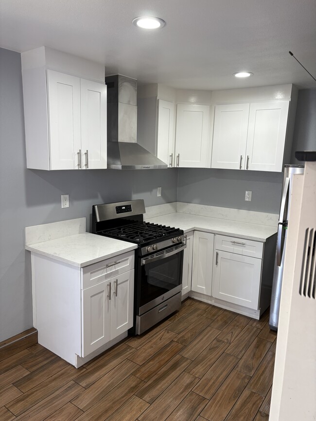 Photo - 1456 W 6th St