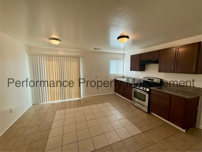 Photo - 1408 E 9th St Unit B