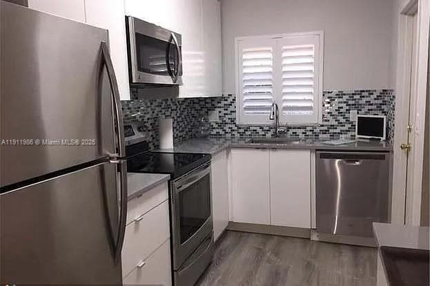 Building Photo - 1752 NW 3rd Terrace Unit 317C