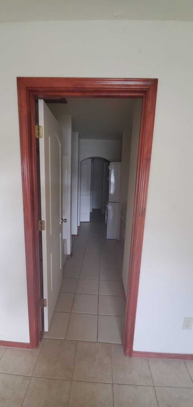 Building Photo - 2000 Circle Dr Unit 7