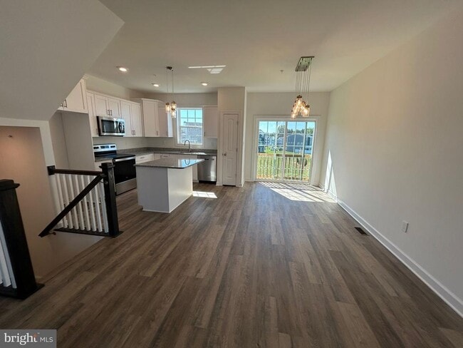 Building Photo - 364 Avon Dr