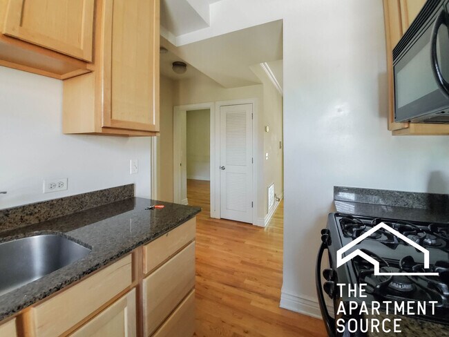 Building Photo - 1210 W Waveland Ave Unit 2
