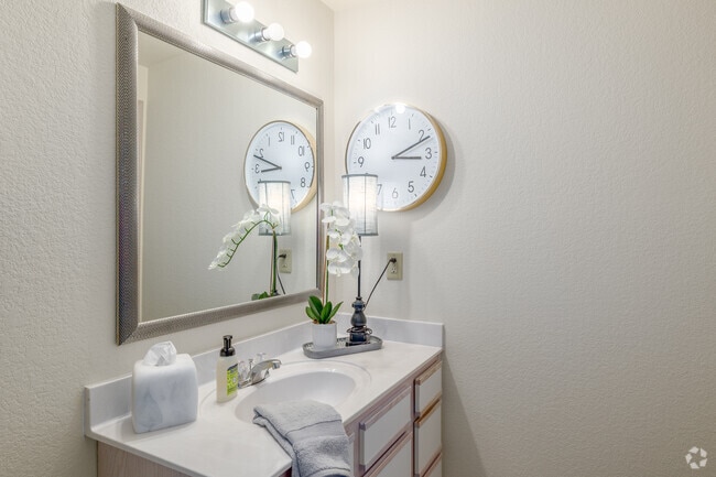 Custom Deluxe III 2BR, 2BA - 1,093SF - Second Bathroom