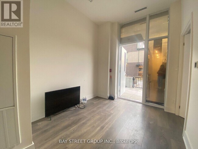 Photo - 188 Fairview Mall Dr Unité 110