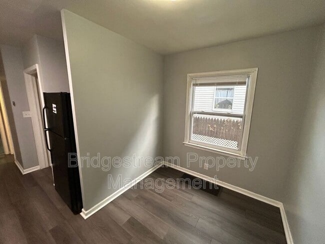 Photo - 106-108 S Sperling Ave