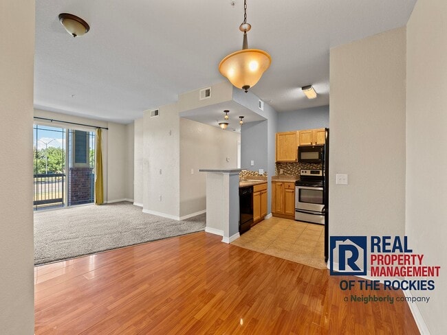 Building Photo - Bright 2 Bed 1 Bath Condo in a Great Locat... Unit C207