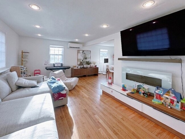 Photo - 27 Rockville Ave