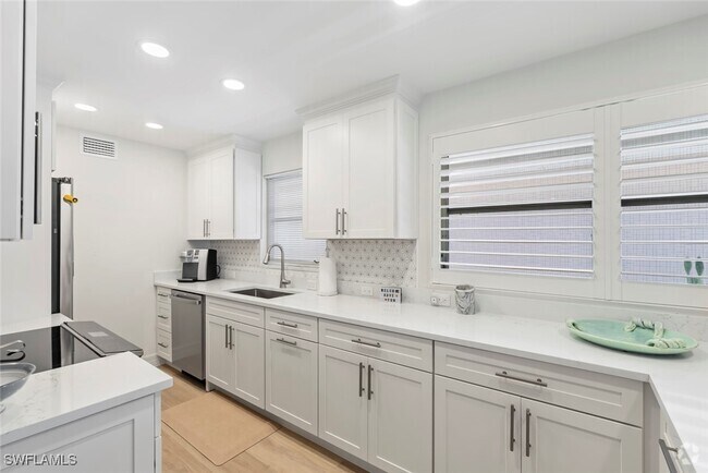 Building Photo - 1910 Gulf Shore Blvd N Unit 204 Rental
