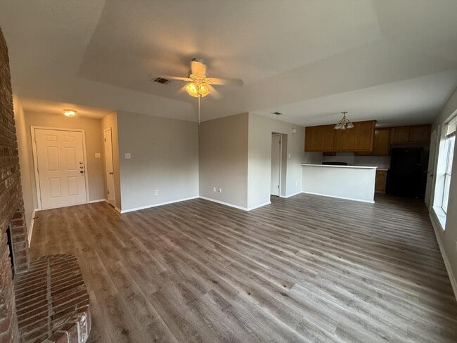 Photo - 128 Deanna St