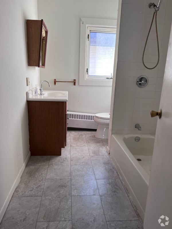 Building Photo - 76 William St Rental
