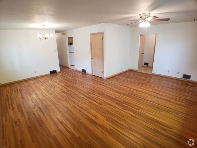 Building Photo - 3+ Bedroom 2 Bath Single Family House in O...