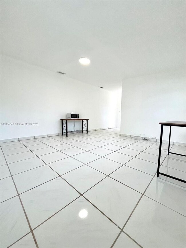 Building Photo - 1666 NE 183rd St Unit 2-2 Rental