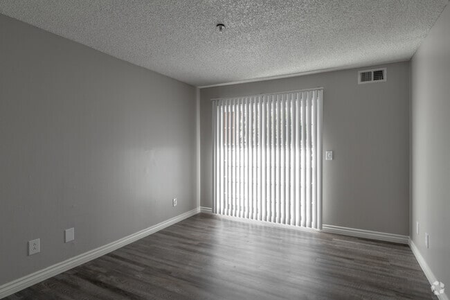 2BR, 2BA - 850SF