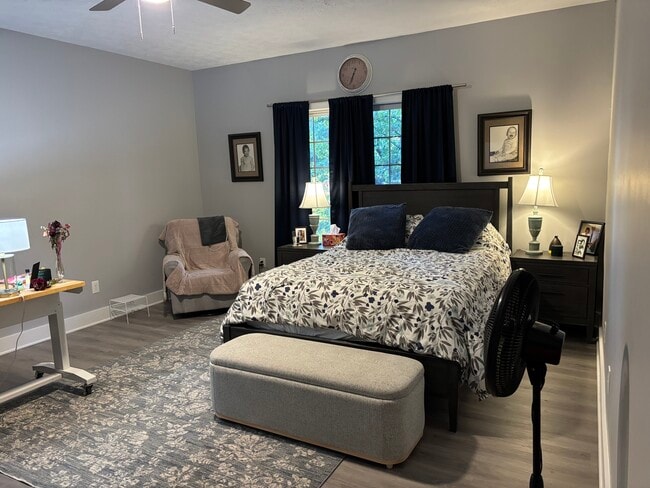 Building Photo - 727 Holt Rd Unit 2 - Main Floor Suite Rental