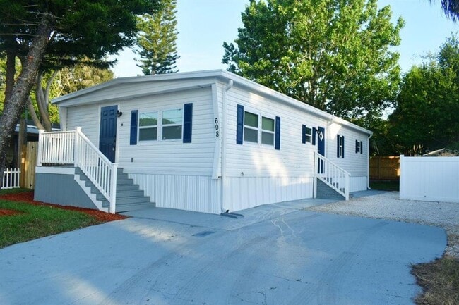 Photo - 608 River Village Dr